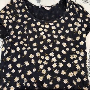 SO Black Short-Sleeve Scoop Neck Top with White Daisy Print